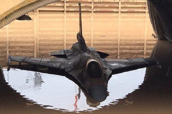 מטוס מוצף בבסיס חיל האוויר