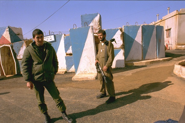 חיילי צה"ל במוצב על גדר הביטחון, 1989. צילום: מגי איילון, לע"מ