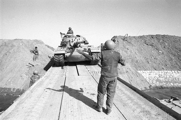 טנק חוצה את התעלה, 1973. צילום דו"צ